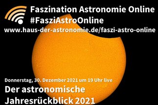 Ankündigung des Online-Vortrags "Der astronomische Jahresrückblick" von Carolin Liefke und Markus Pössel am 30. Dezember 2021 um 19 Uhr live auf der Facebook-Seite und auf dem Youtube-Kanal des Hauses der Astronomie. Im Hintergrund ein gelblich eingefärbtes H-alpha-Bild einer partiellen Sonnenfinsternis